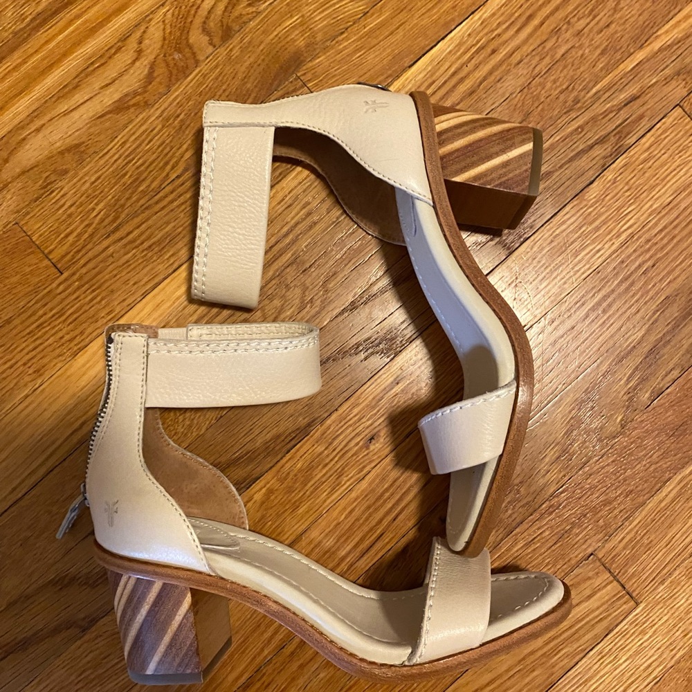 Frye Brielle sandals size 5.5, never worn